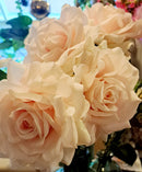 Lichtroze zijden roos