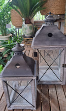 Houten lantaarn met metalen ruitverdeling