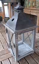 Houten lantaarn met metalen ruitverdeling