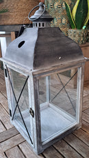 Houten lantaarn met metalen ruitverdeling